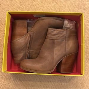 NWT! Kenneth Cole tan booties!